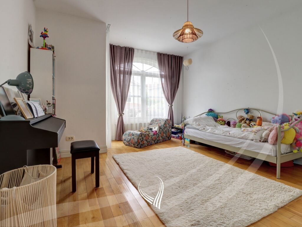 Shtëpi me 3 dhoma gjumi në shitje në fshat ndërkombëtar - international village
