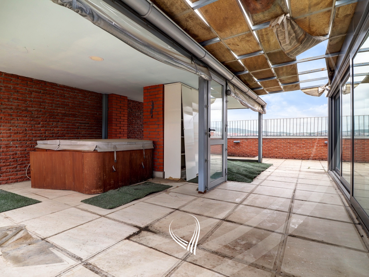 Penthouse 294 metra katror në shitje në lagjen kalabria-emshir