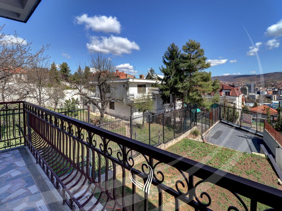 Shtëpi me 4 dhoma pune me qira në lagjen arberia-dragodan