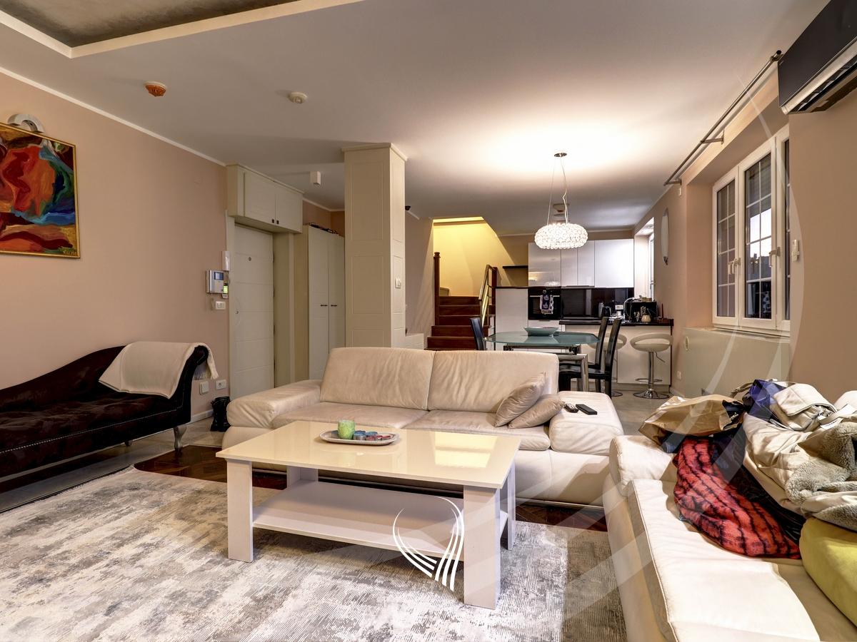 Duplex - banesë me 2 dhoma gjumi me qira në qendër