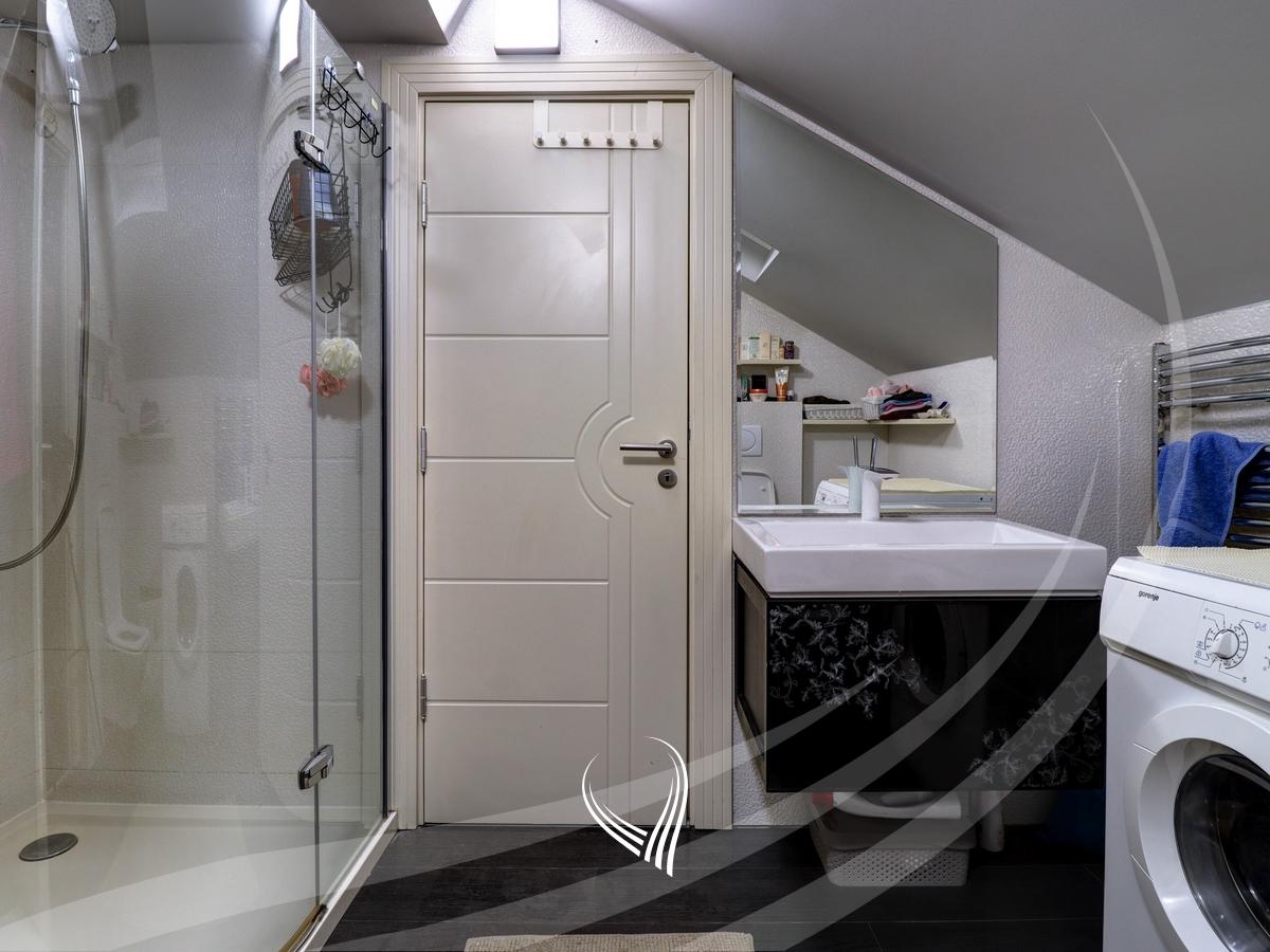 Duplex - banesë me 2 dhoma gjumi me qira në qendër