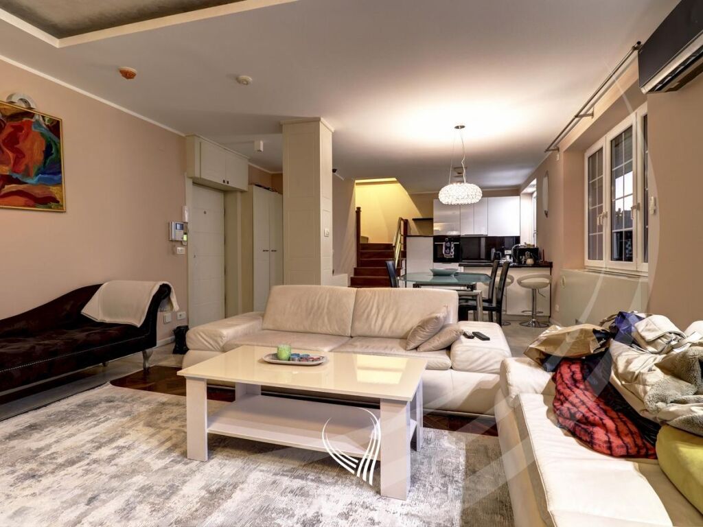 Duplex - banesë me 2 dhoma gjumi me qira në qendër