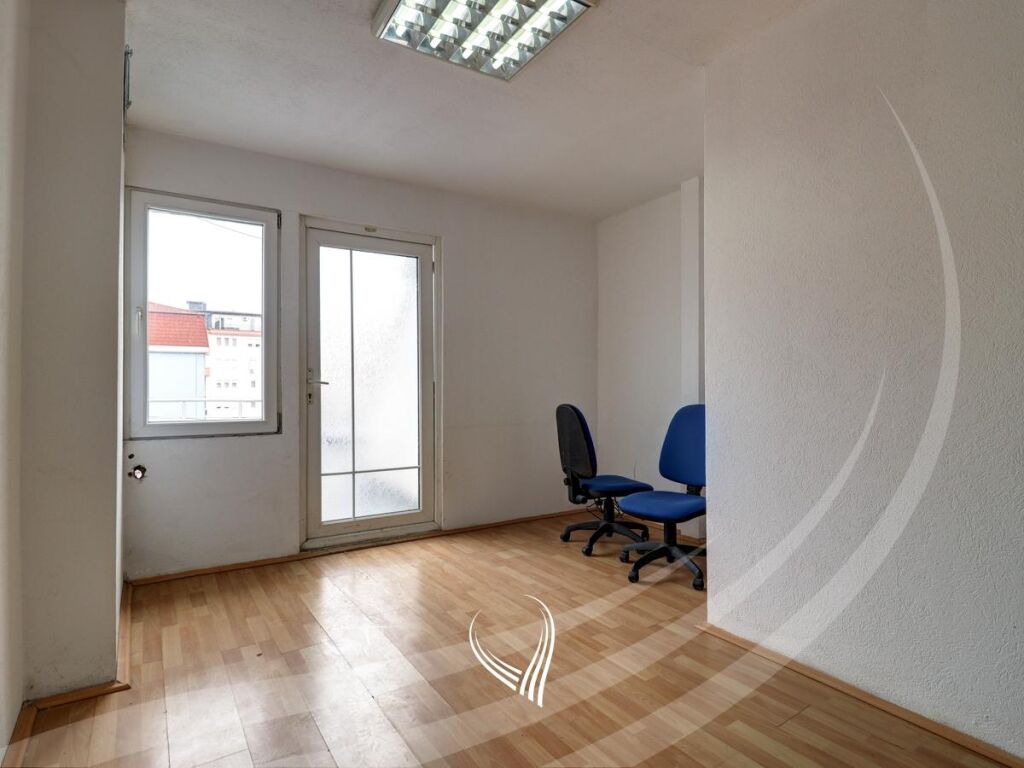 Hapësirë afariste për zyre 220 metra katror me qira në lagjen Pejton