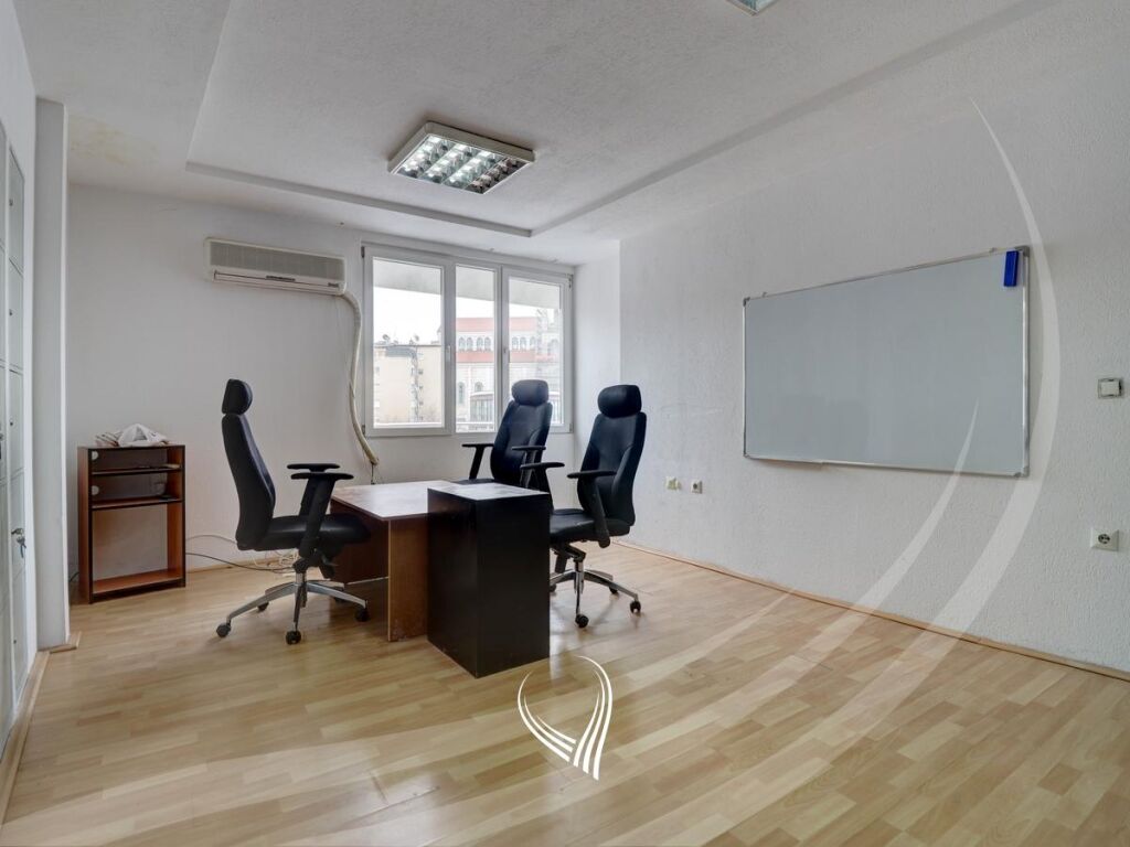Hapësirë afariste për zyre 220 metra katror me qira në lagjen Pejton