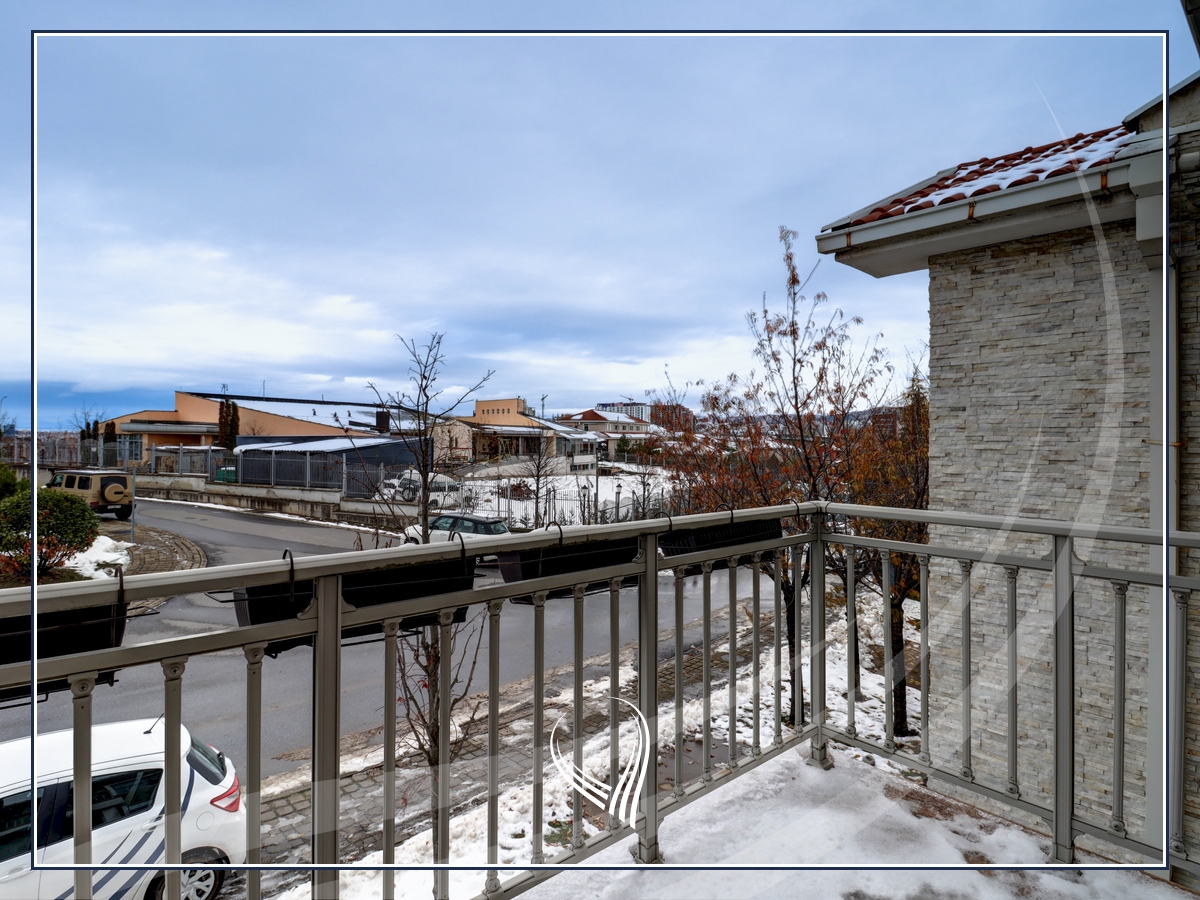Shtëpi me 4 dhoma gjumi me qira në fshat ndërkombëtar - international village