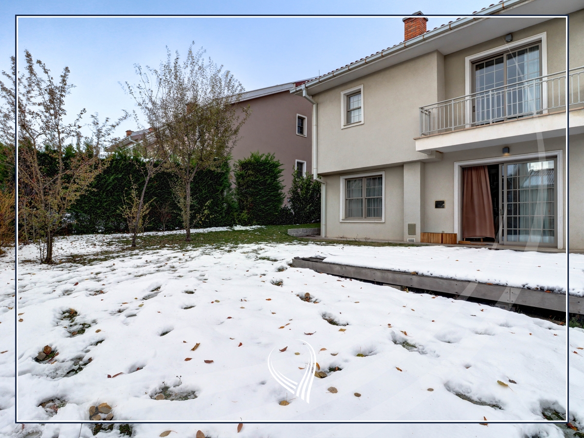 Shtëpi me 4 dhoma gjumi me qira në fshat ndërkombëtar - international village