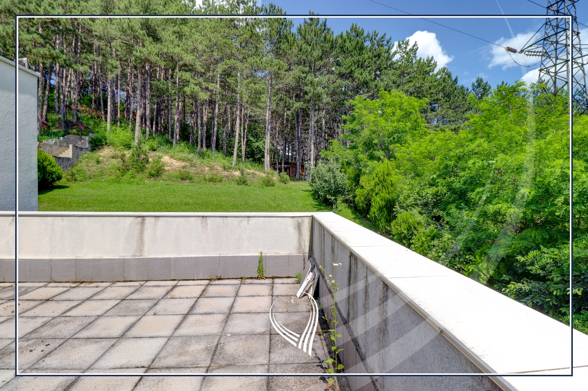 Shtëpi me 4 dhoma gjumi me qira në lagjen sofalia