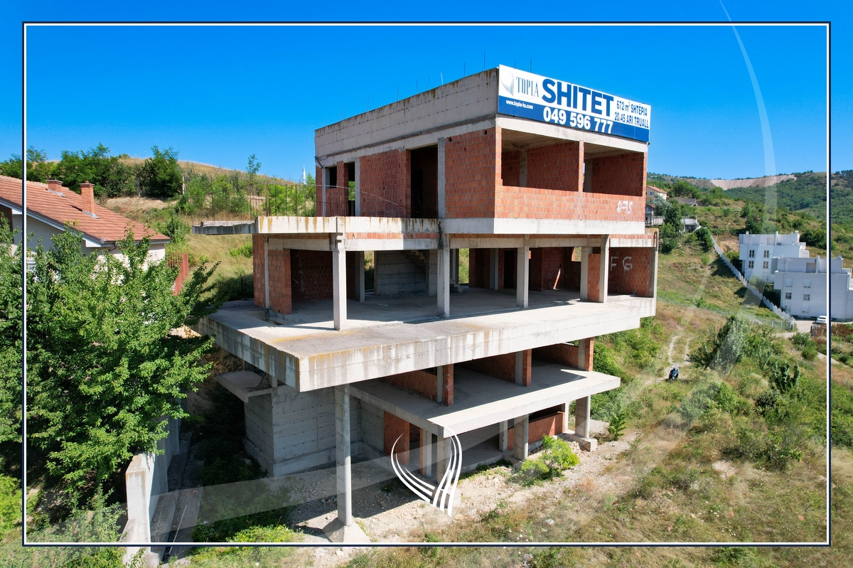 Shtëpi 672.87 metra katror me 20.45 ari në shitje në lagjen sofalia
