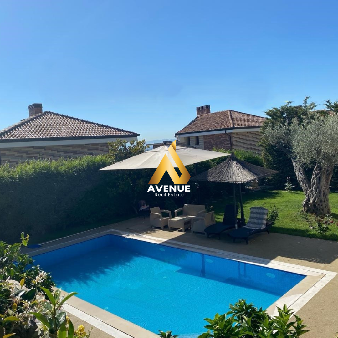 Luxury villa for sale with pool in prezë