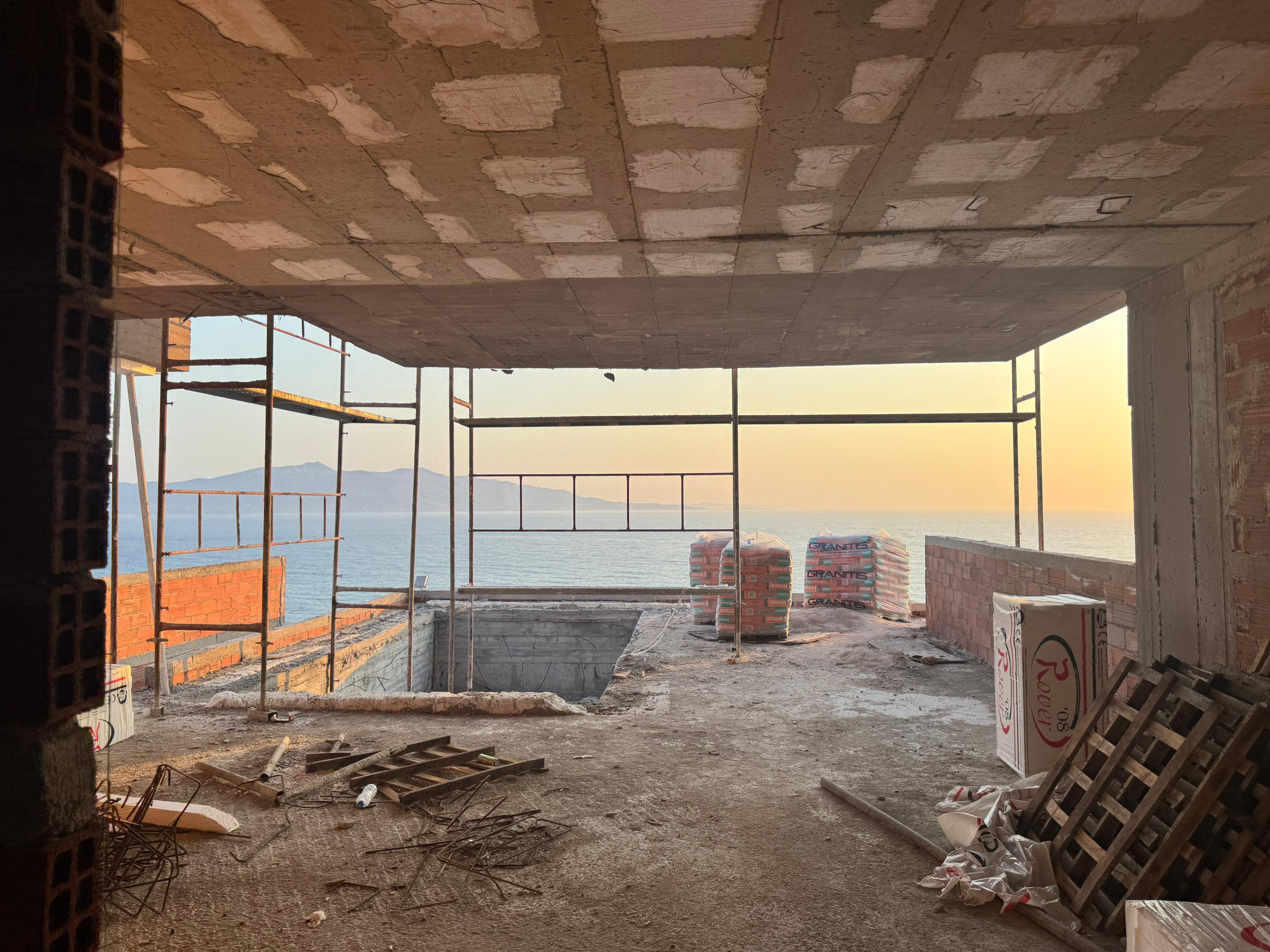 Vila luksoze në Sarandë, shqipëri me pamje panoramike deti – Mundësi investimi ideale!