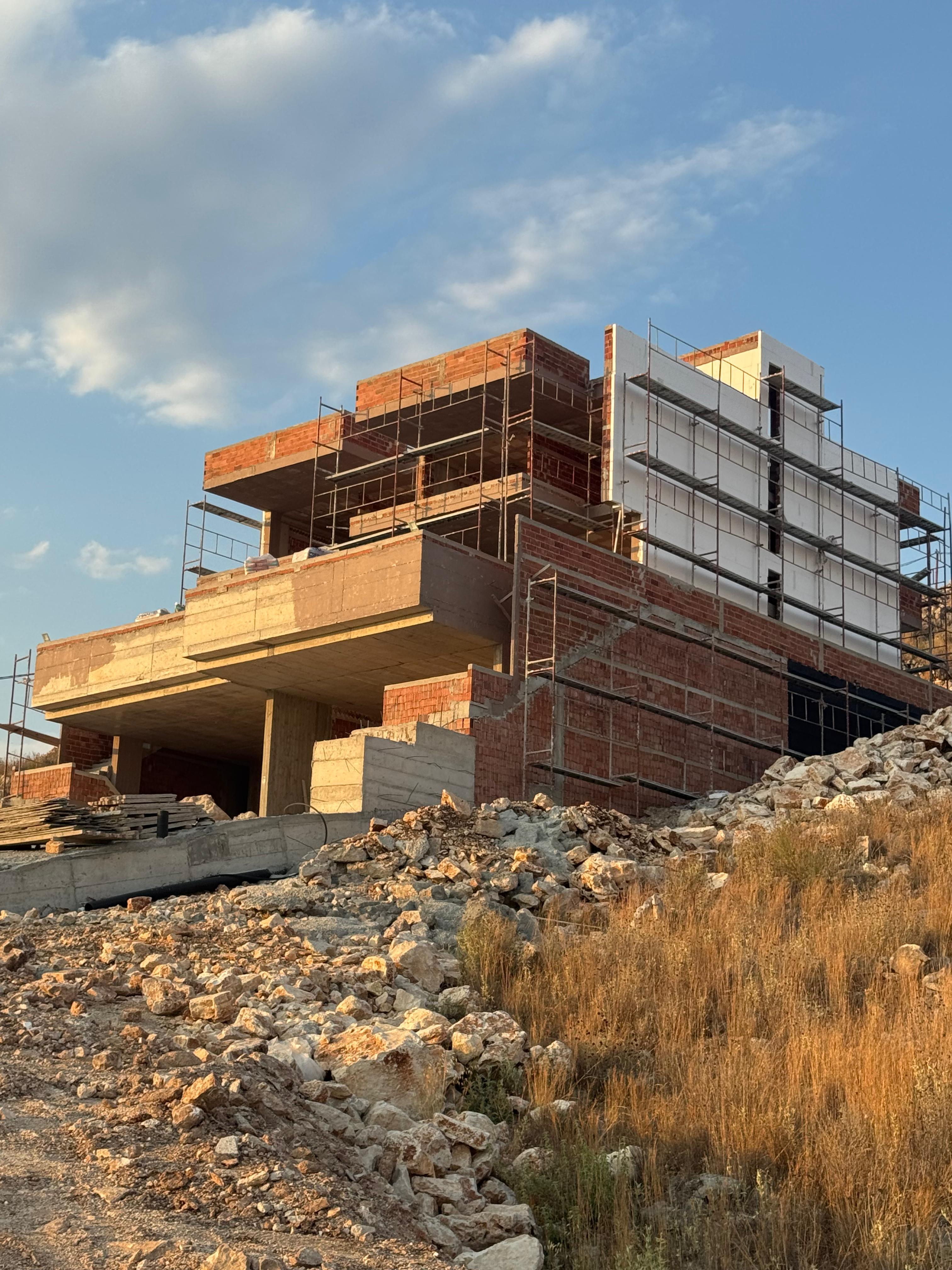 Vila luksoze në Sarandë, shqipëri me pamje panoramike deti – Mundësi investimi ideale!