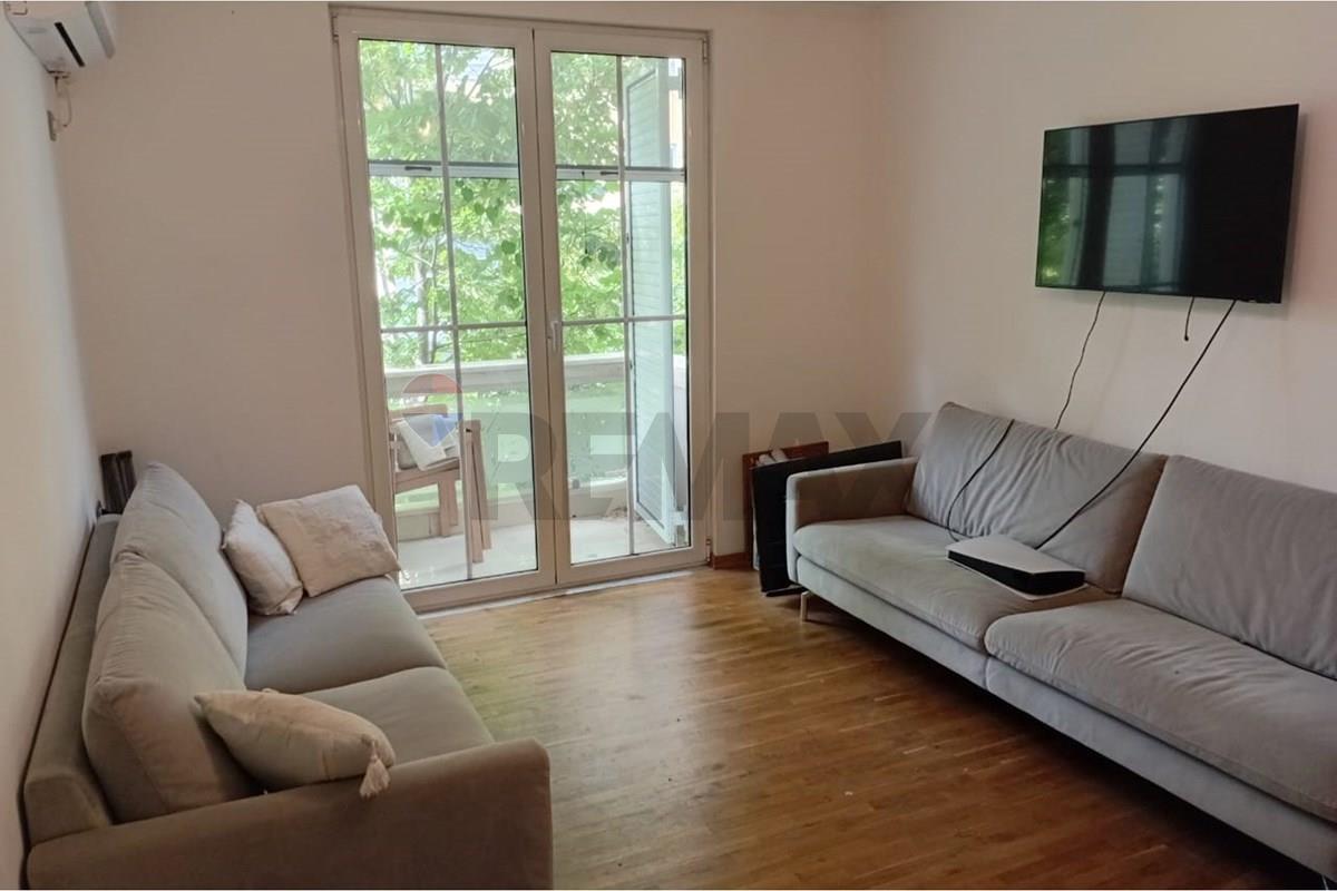 Jepet me qira apartament 2+1+kuzhine e vecuar tek sheshi wilson.
