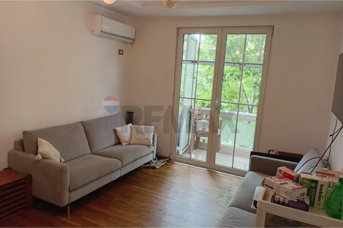 Jepet me qira apartament 2+1+kuzhine e vecuar tek sheshi wilson.