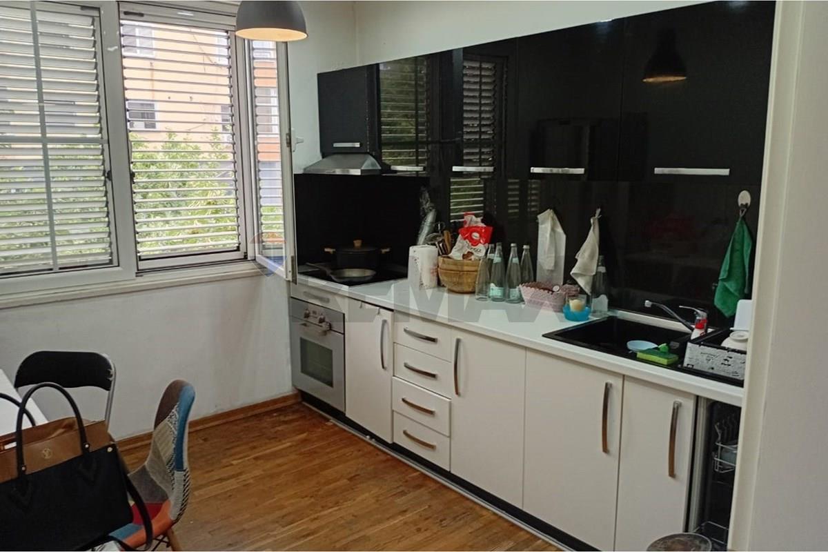 Jepet me qira apartament 2+1+kuzhine e vecuar tek sheshi wilson.