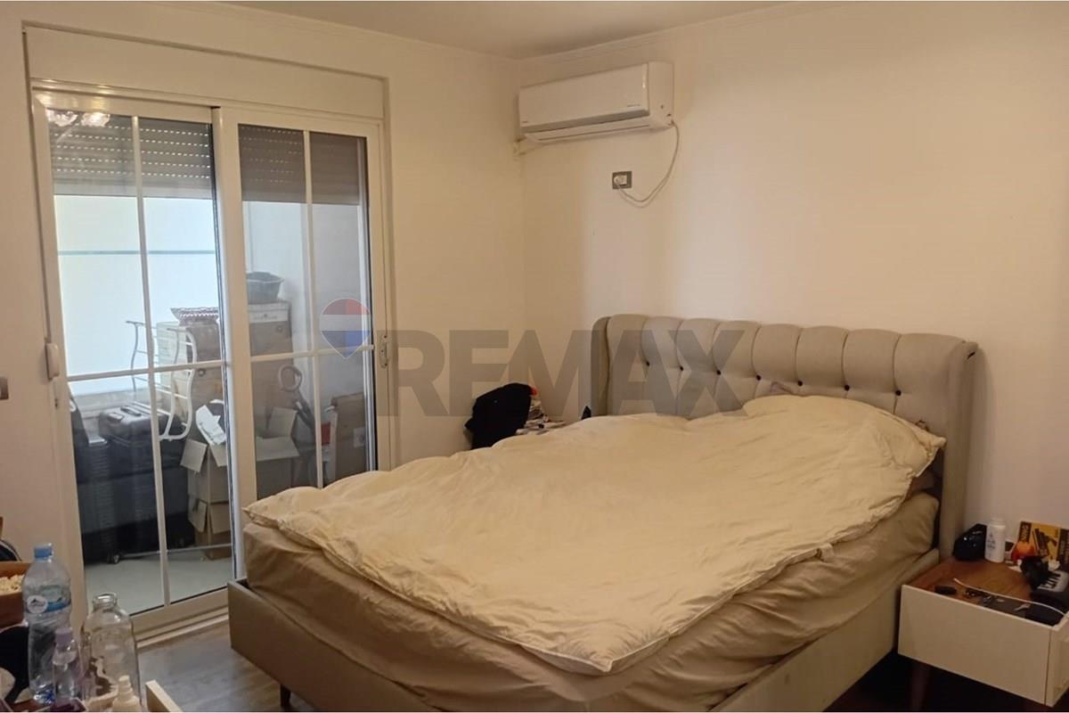 Jepet me qira apartament 2+1+kuzhine e vecuar tek sheshi wilson.