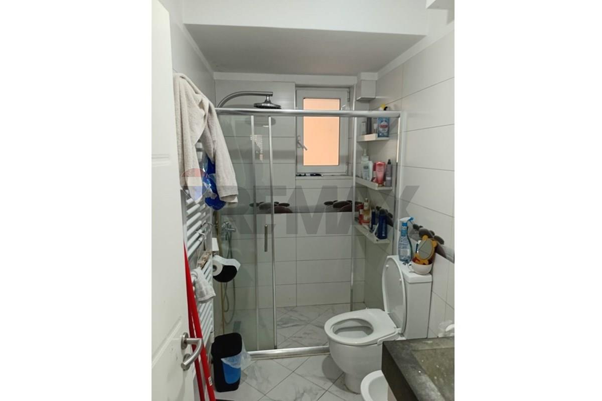 Jepet me qira apartament 2+1+kuzhine e vecuar tek sheshi wilson.
