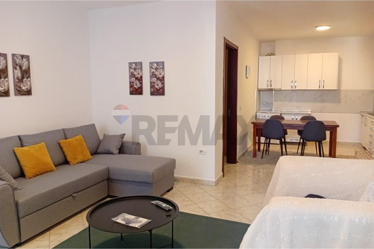 Jepet me qira nje apartament 2+1,i cili ndodhet ne katin e 4 te nje objekti relarivisht te ri me ashensor,