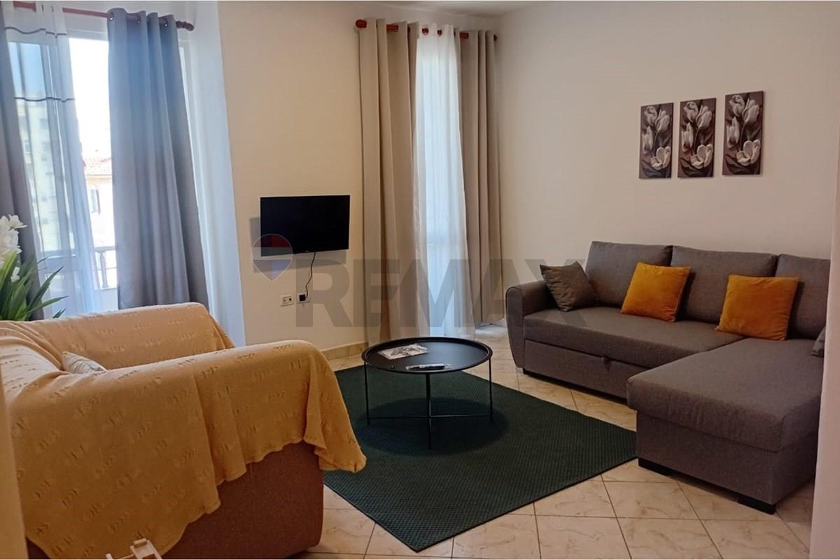 Jepet me qira nje apartament 2+1,i cili ndodhet ne katin e 4 te nje objekti relarivisht te ri me ashensor,