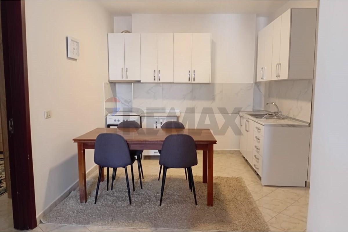 Jepet me qira nje apartament 2+1,i cili ndodhet ne katin e 4 te nje objekti relarivisht te ri me ashensor,