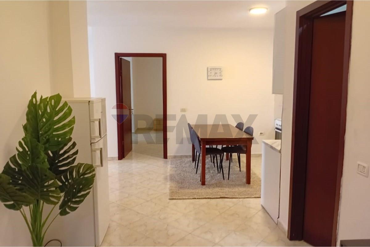 Jepet me qira nje apartament 2+1,i cili ndodhet ne katin e 4 te nje objekti relarivisht te ri me ashensor,
