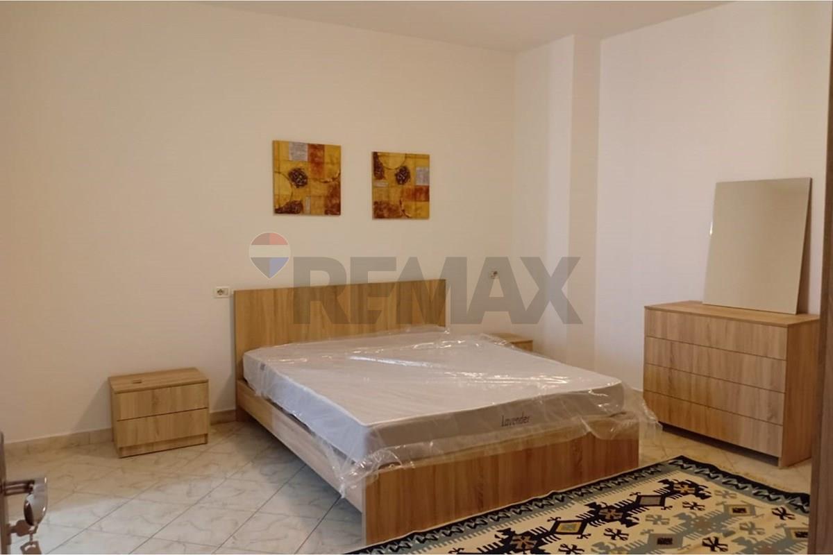 Jepet me qira nje apartament 2+1,i cili ndodhet ne katin e 4 te nje objekti relarivisht te ri me ashensor,