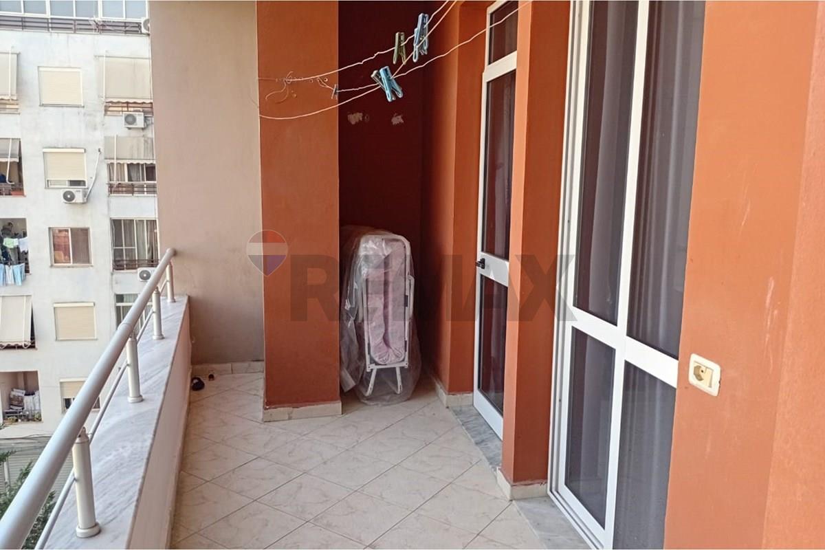 Jepet me qira nje apartament 2+1,i cili ndodhet ne katin e 4 te nje objekti relarivisht te ri me ashensor,