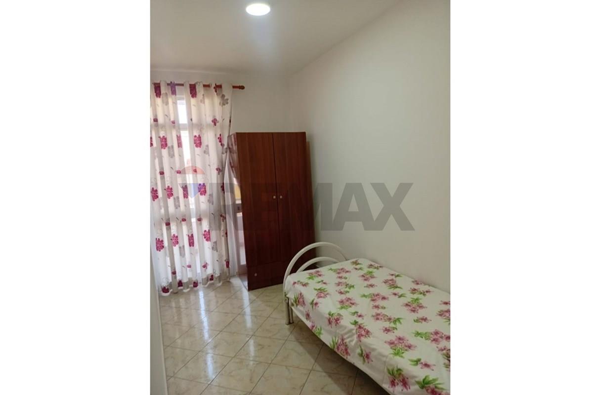 Jepet me qira nje apartament 2+1,i cili ndodhet ne katin e 4 te nje objekti relarivisht te ri me ashensor,