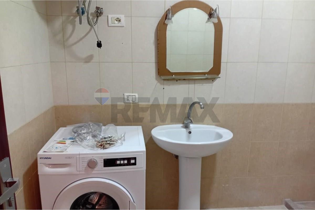 Jepet me qira nje apartament 2+1,i cili ndodhet ne katin e 4 te nje objekti relarivisht te ri me ashensor,