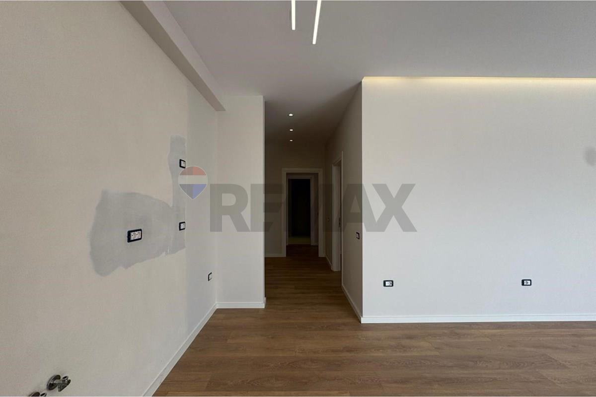 Apartamenti ndodhet tek kompleksi urban gate.