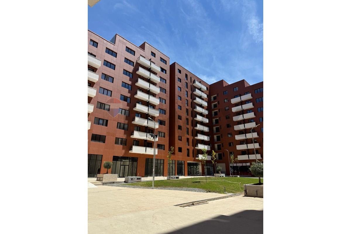 Apartamenti ndodhet tek kompleksi urban gate.