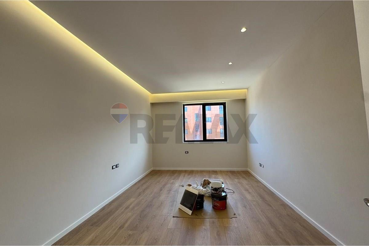 Apartamenti ndodhet tek kompleksi urban gate.