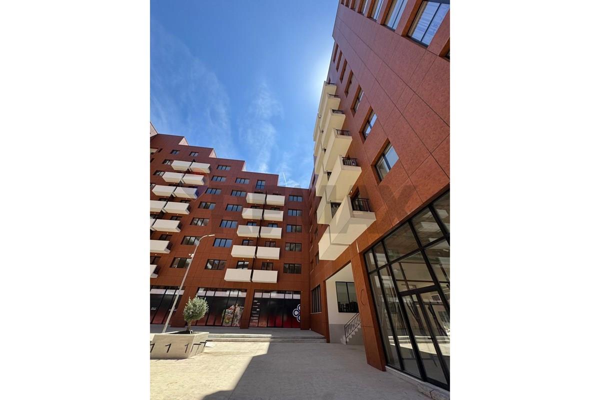 Apartamenti ndodhet tek kompleksi urban gate.