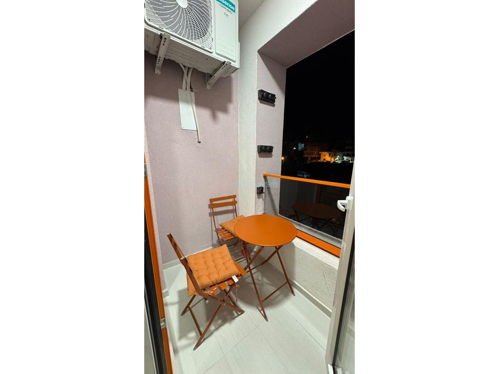 Apartamento 1+1 con balcón en alquiler en residencia kadiu, Tirana