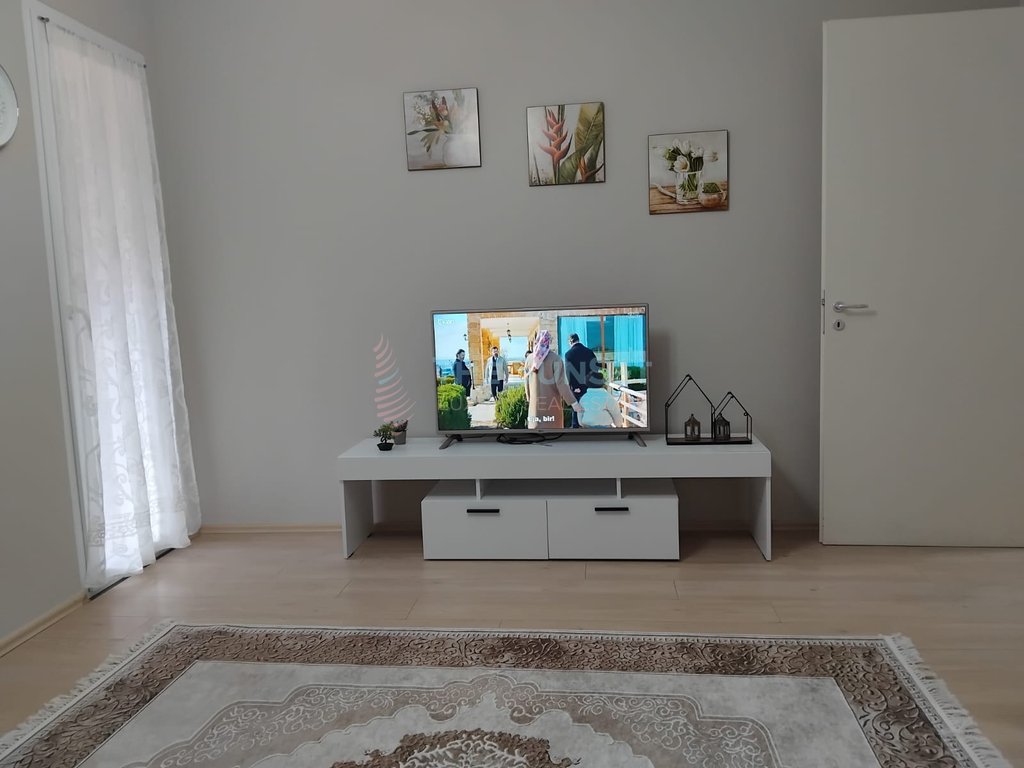 Apartamento 1+1 con balcón en alquiler en residencia kadiu, Tirana
