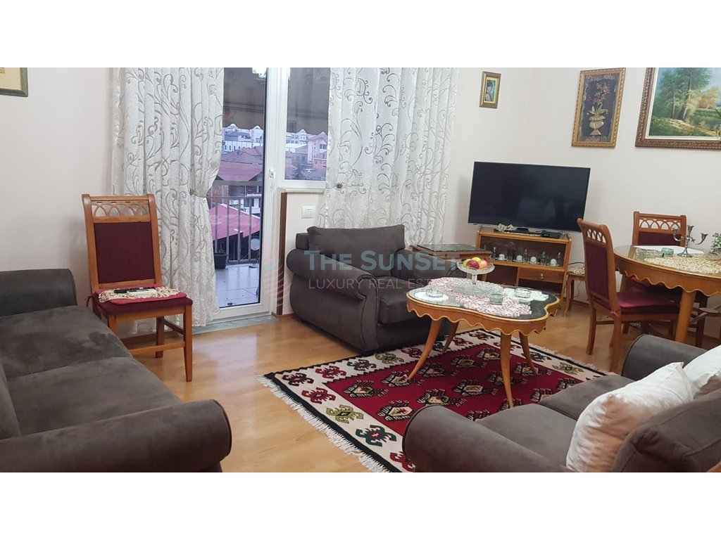 Apartamento 1+1 con balcón en alquiler en residencia kadiu, Tirana