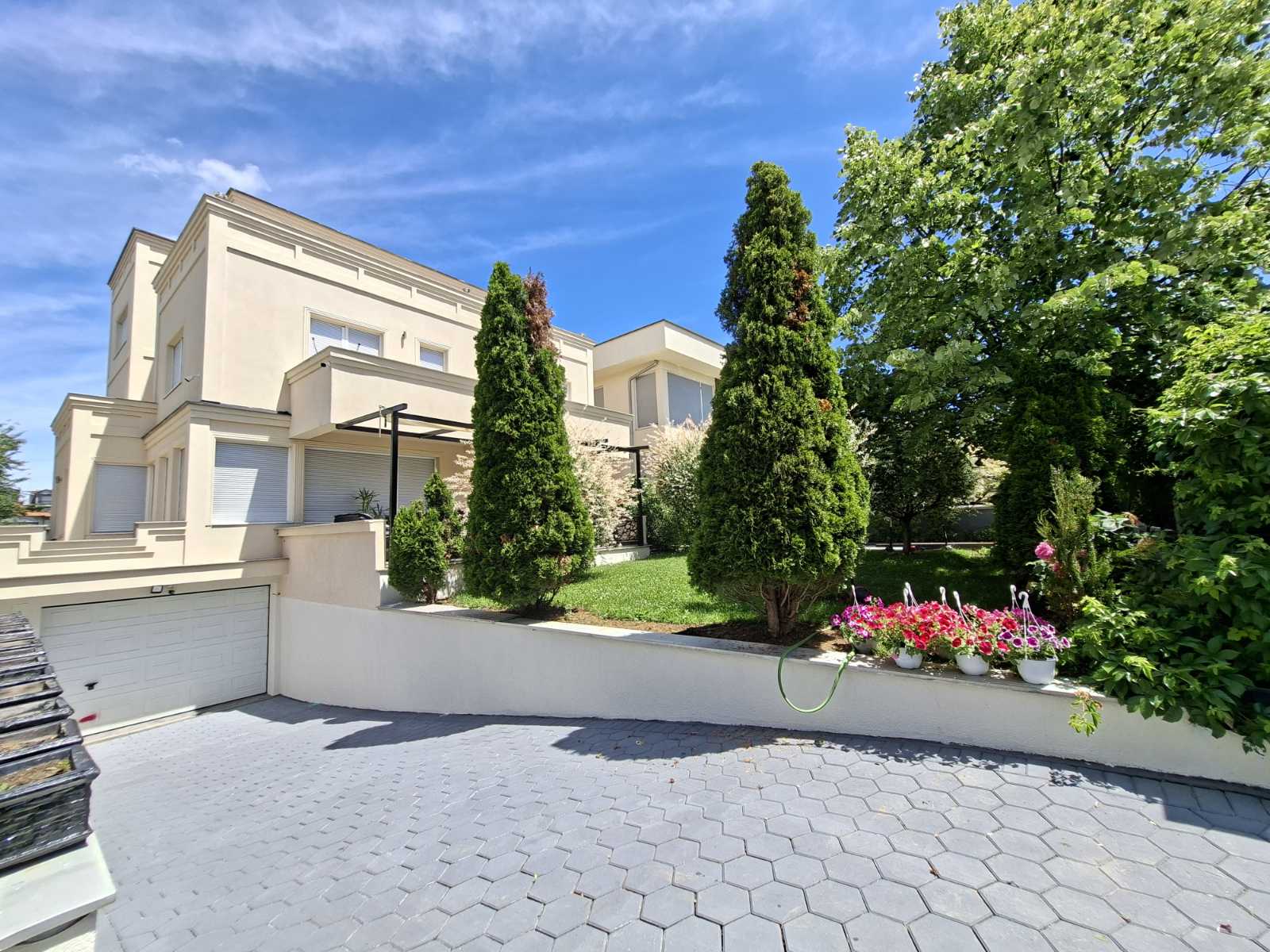 House for sale – 5.25 ares of land | dubai house area, Prishtina