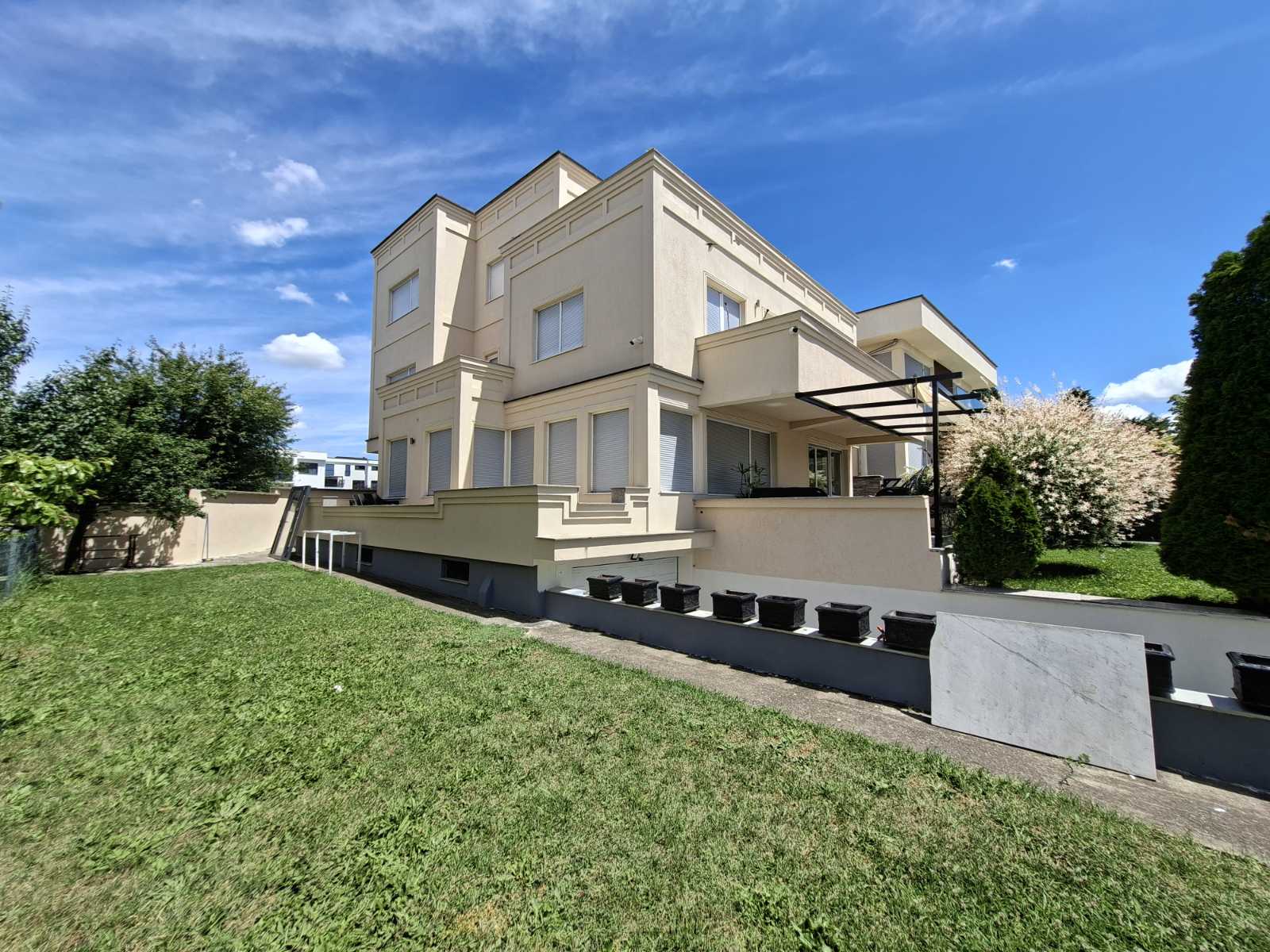 House for sale – 5.25 ares of land | dubai house area, Prishtina