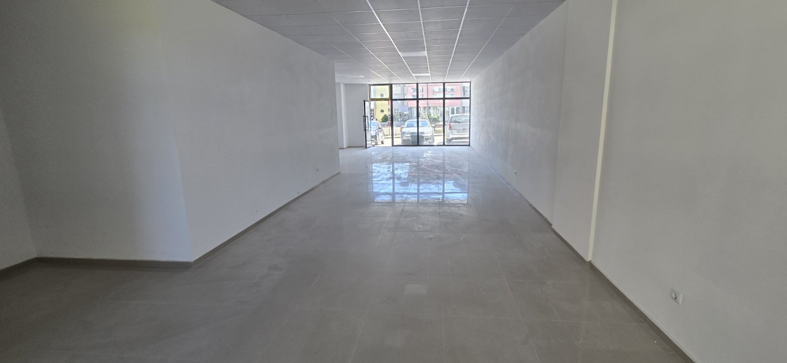 Espace commercial à vendre – 98,8 m² | Skenderaj (près de l’école primaire “Shaban Jashari”)