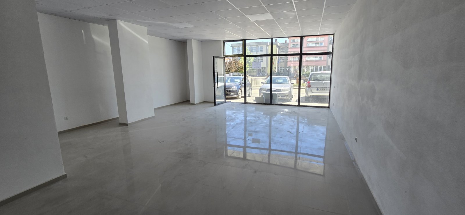 Espace commercial à vendre – 98,8 m² | Skenderaj (près de l’école primaire “Shaban Jashari”)