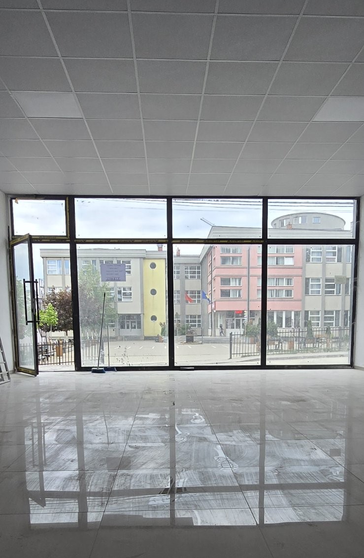 Espace commercial à vendre – 100,94 m² | Skenderaj (près de l’école primaire “Shaban Jashari”)