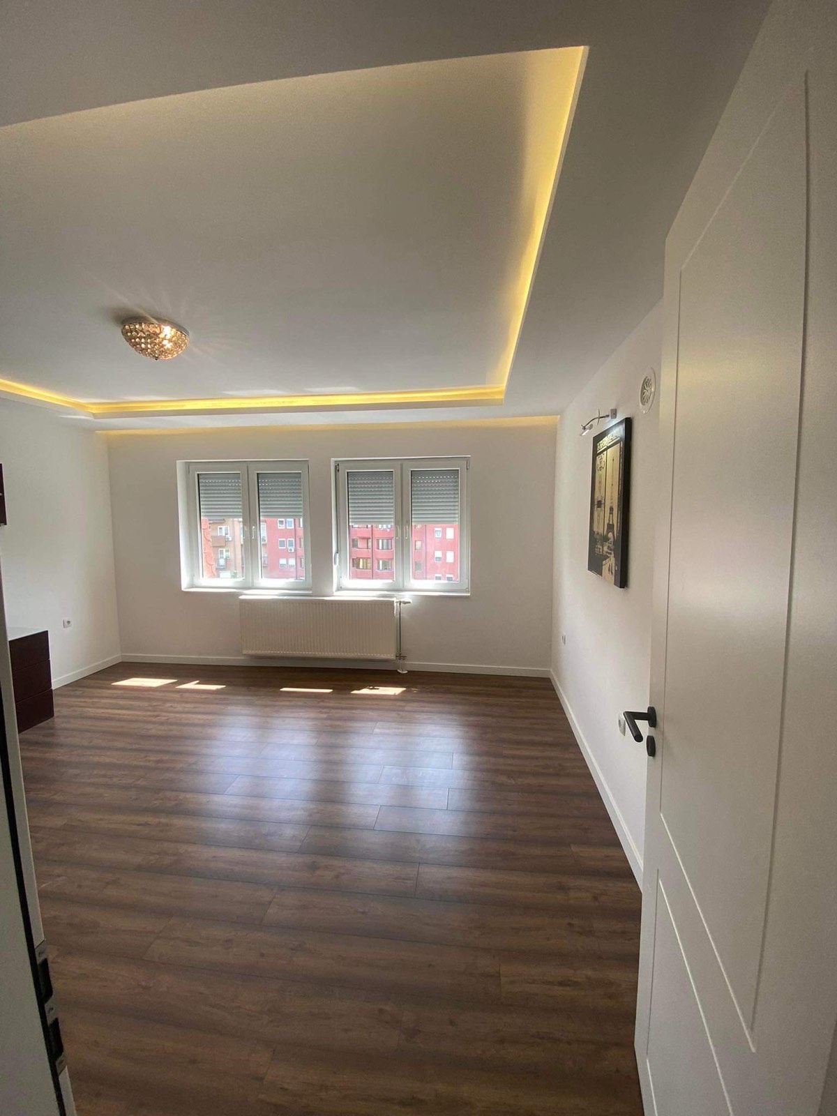 Apartamento en alquiler – 90 m² | calle “Qamil Hoxha”, centro de Prishtina