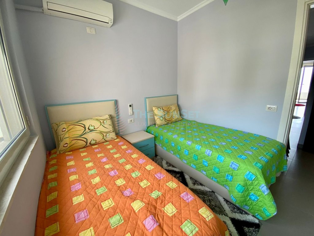 Wohnung 2+1 zu verkaufen in erster reihe am küstenabschnitt - shkembi von Kavajë