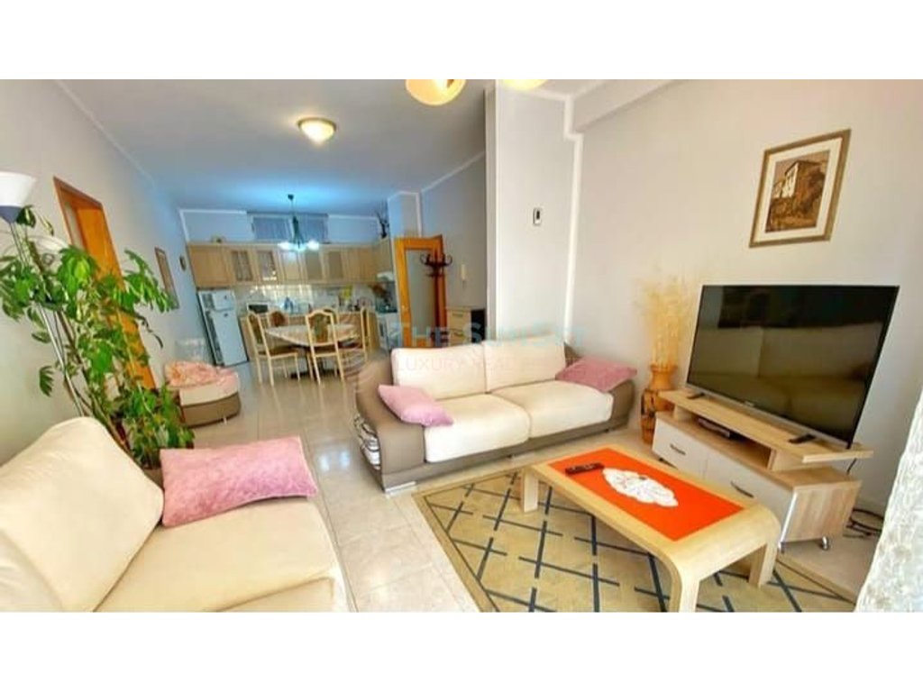 Apartament me qira 3+1+2 në bllokun e ambasadorëve, Tiranë