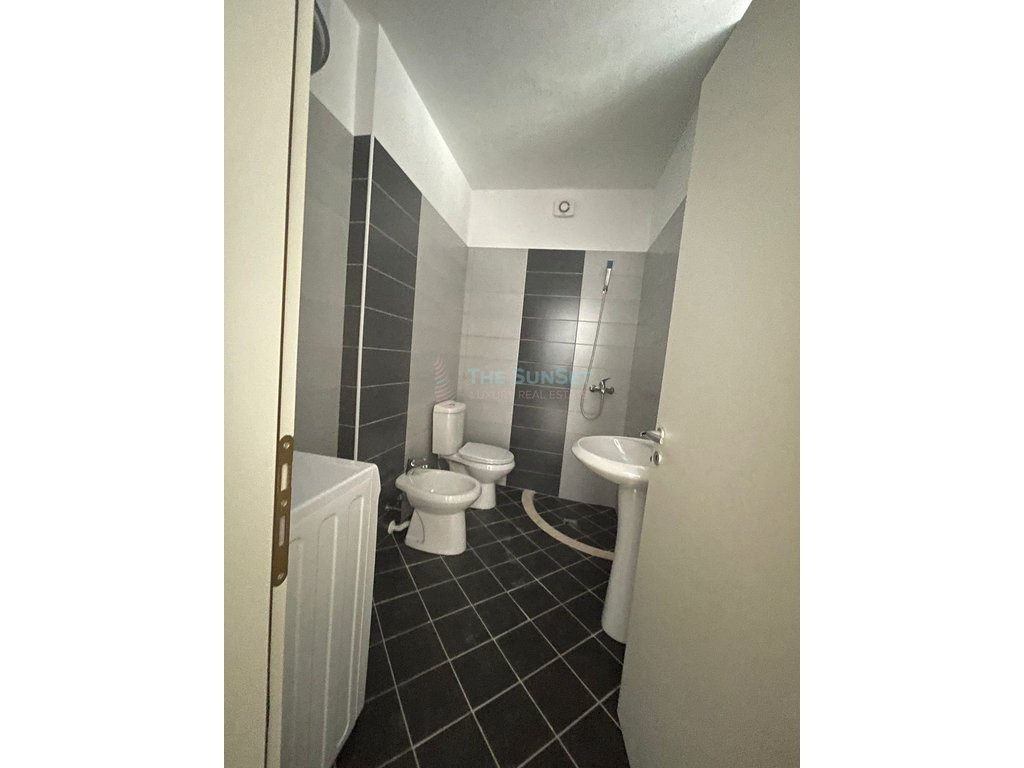 2+1 apartment am eingang des alten strandes in Vlorë