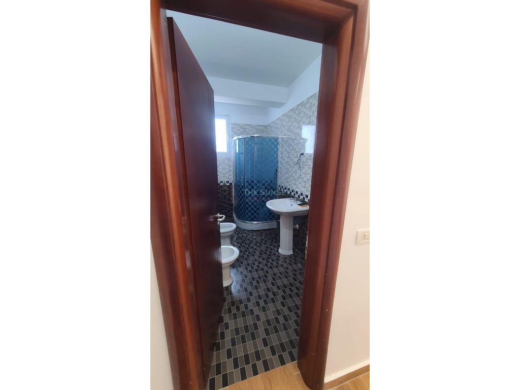 2+1 wohnung mit parkplatz am lungomare, Vlorë!