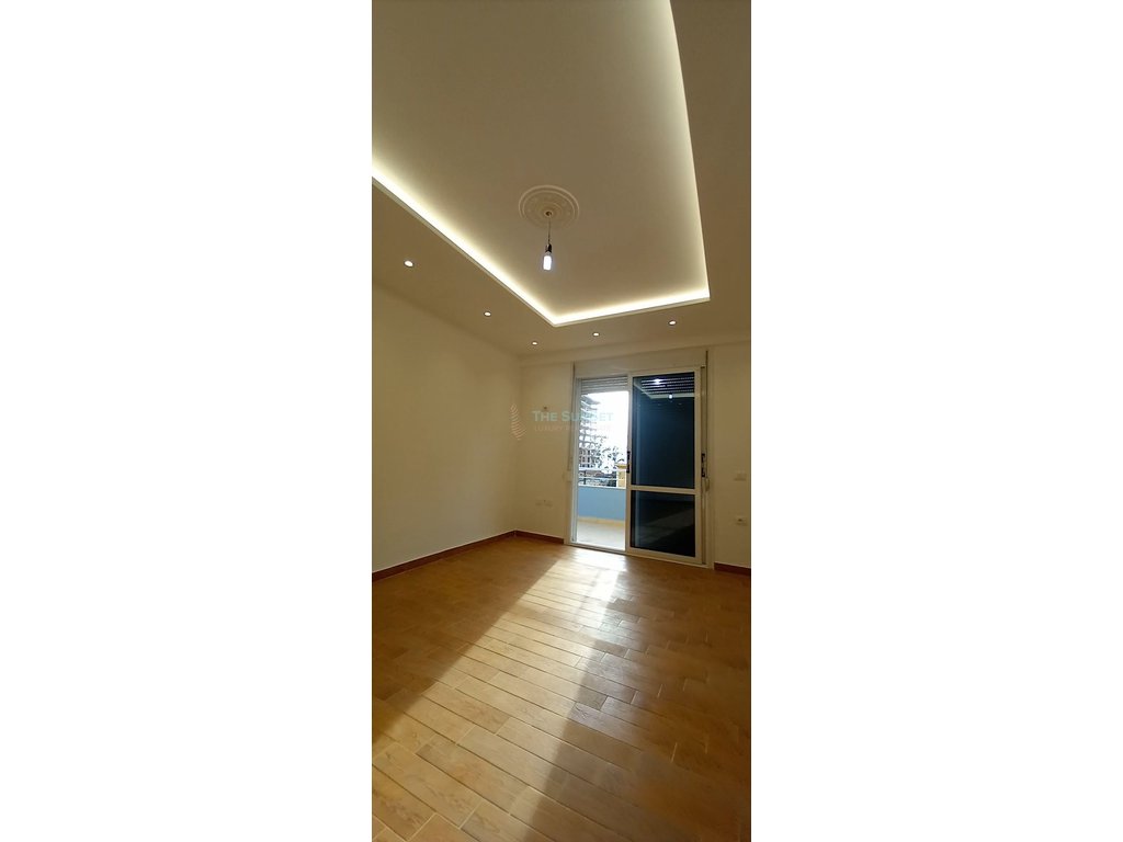 2+1 wohnung mit parkplatz am lungomare, Vlorë!