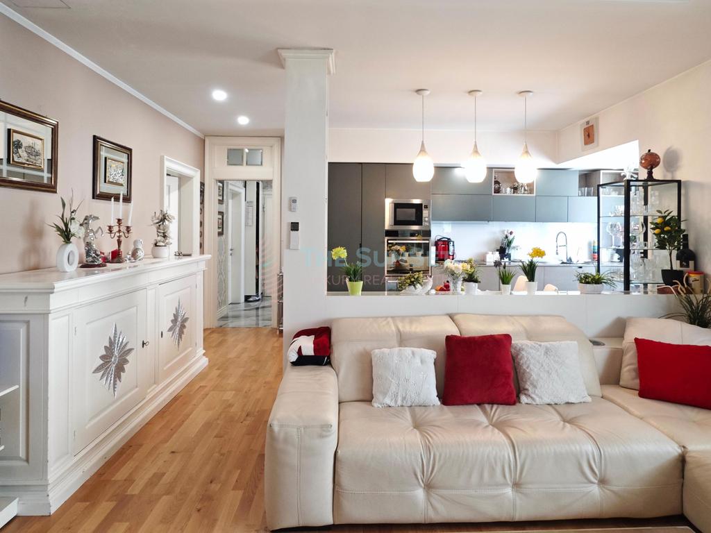 3+1 apartment for sale near Komuna e Parisit!