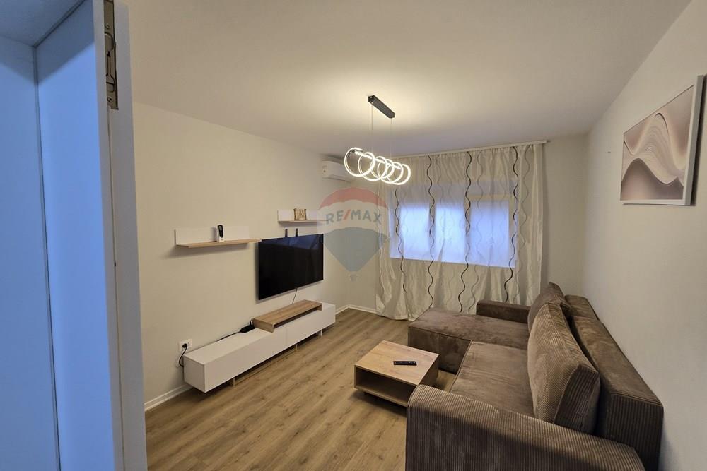 Jepet apartament 2+1 me qera ne qender tregu cam.