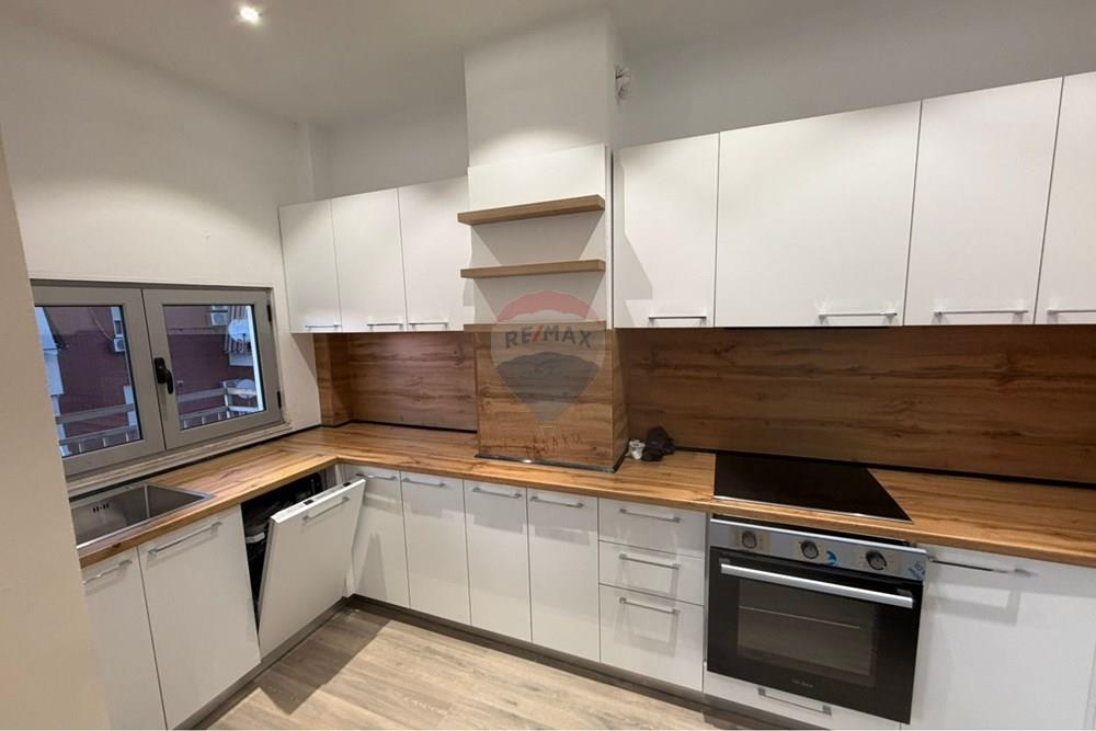 Jepet me qera apartament 3+1+2 pranë shkollës ismail qemali, shumë afër qendrës.
