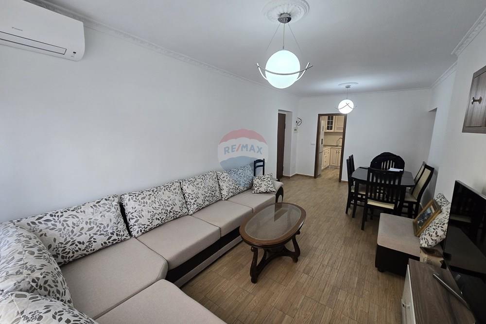 Jepet apartament 4+1+1+2 me qera tek mine peza.